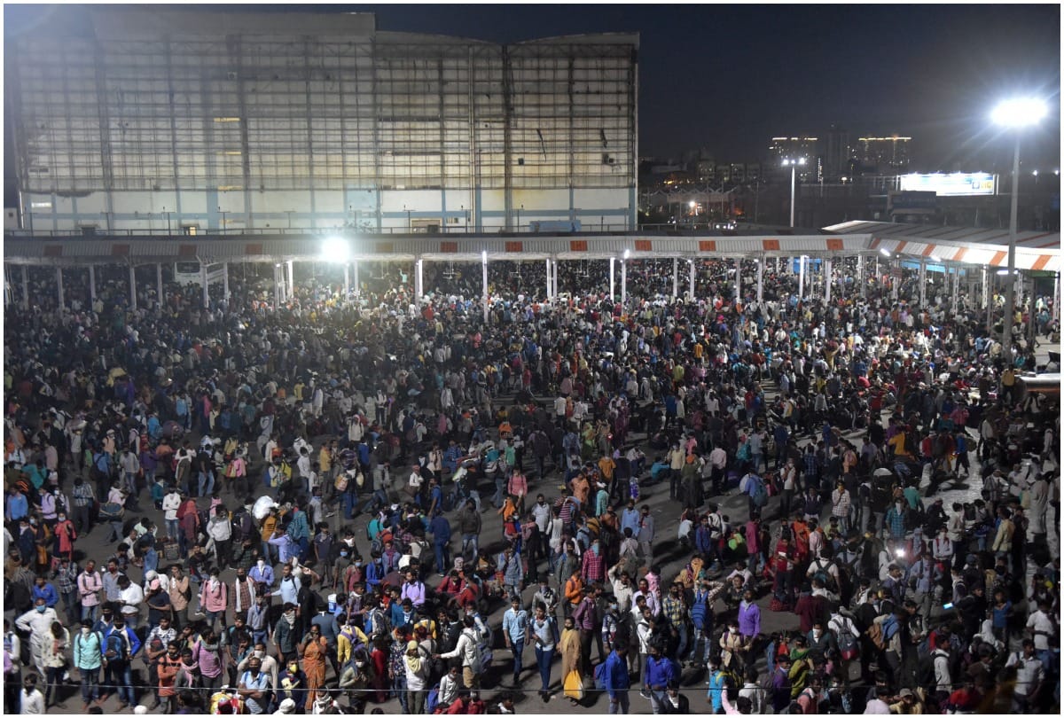 Anand Vihar Delhi Bus Stand News: delhi lockdown people were on streets marching on foot to reach there home town