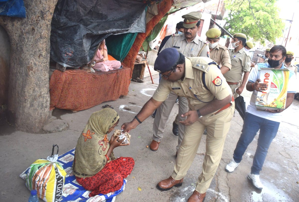 Lockdown in Agra News Latest Update policemen helping the poor and helpless