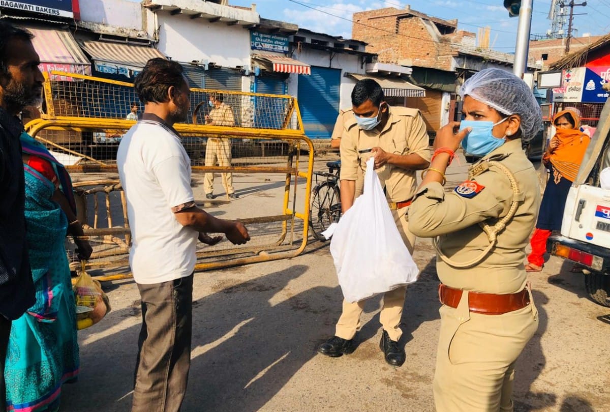 Lockdown news update Police distributing food to the poor and helpless family in agra