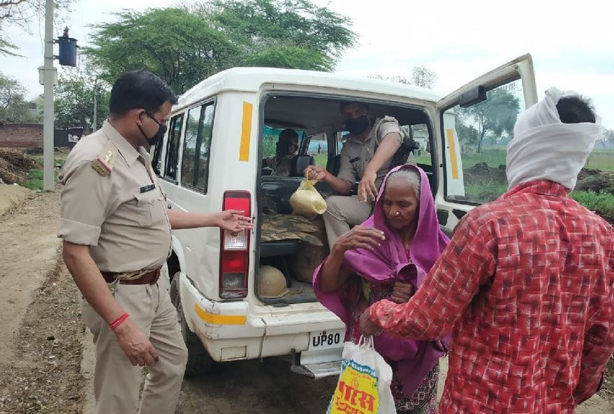 Lockdown in Agra News Latest Update policemen helping the poor and helpless