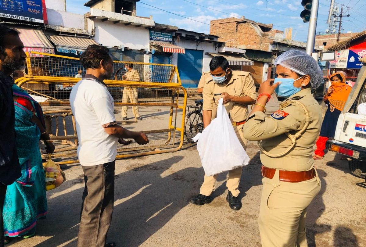 Lockdown in Agra News Latest Update policemen helping the poor and helpless