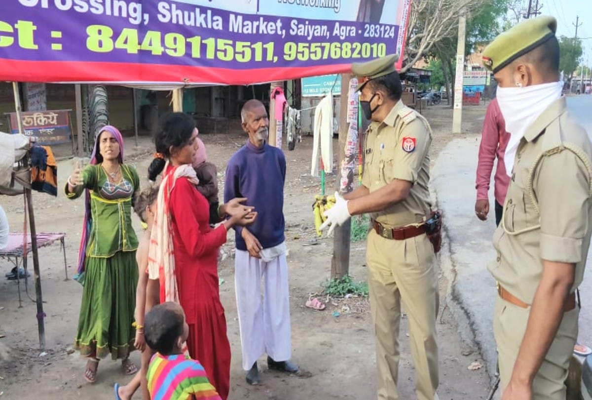 Lockdown news update Police distributing food to the poor and helpless family in agra