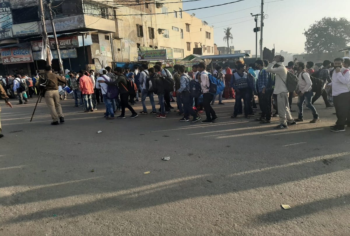 Coronavirus lockdown in india fourth day people leaving delhi ncr for their home towns police stopping thousands on roads