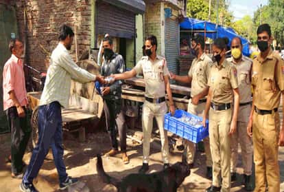 मजदूरों को खाना देती पुलिस