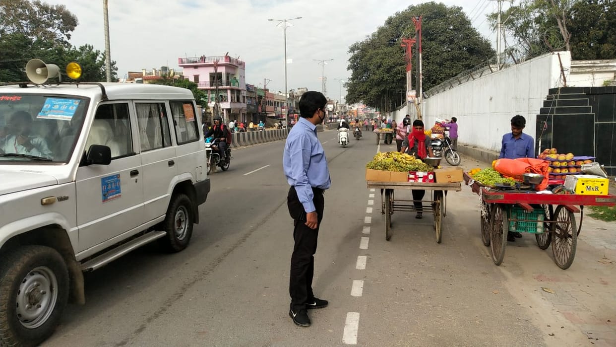 Fruit seller relief concession from police during lockdown in gorakhpur