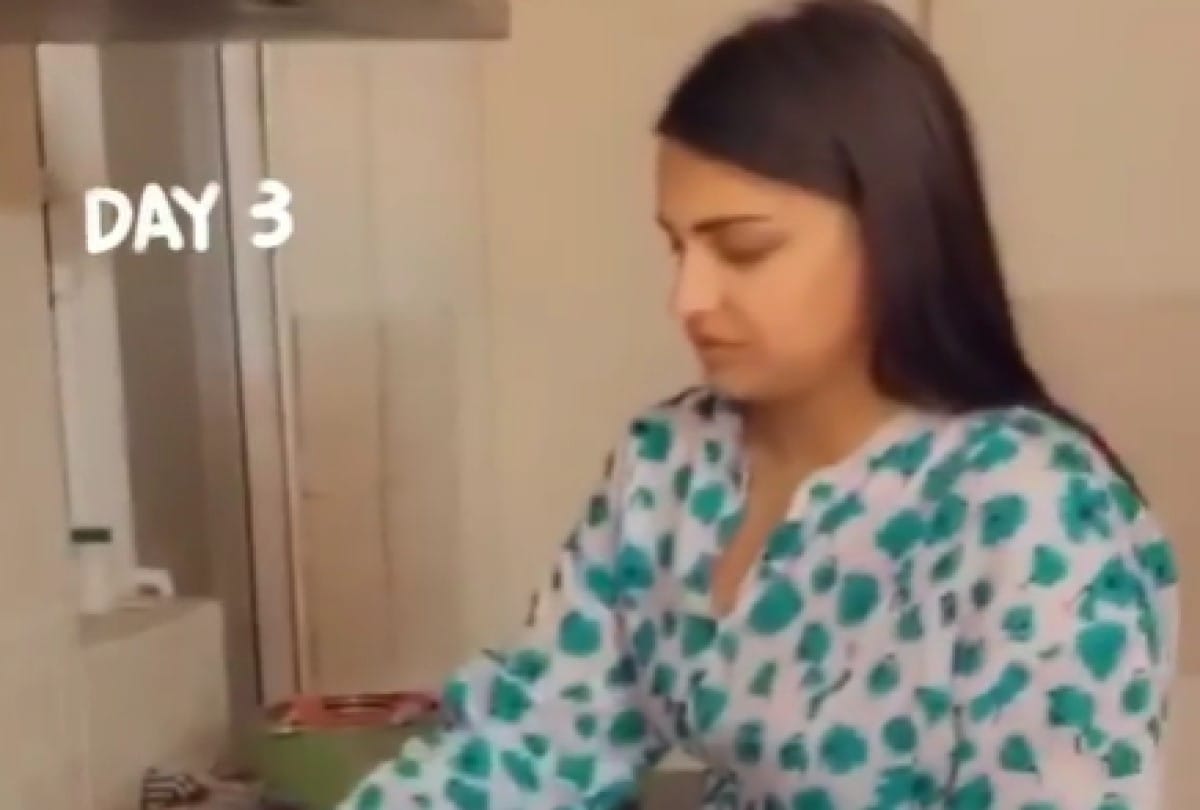 bigg boss 13 contestant himanshi khurana making roti lockdown day 3