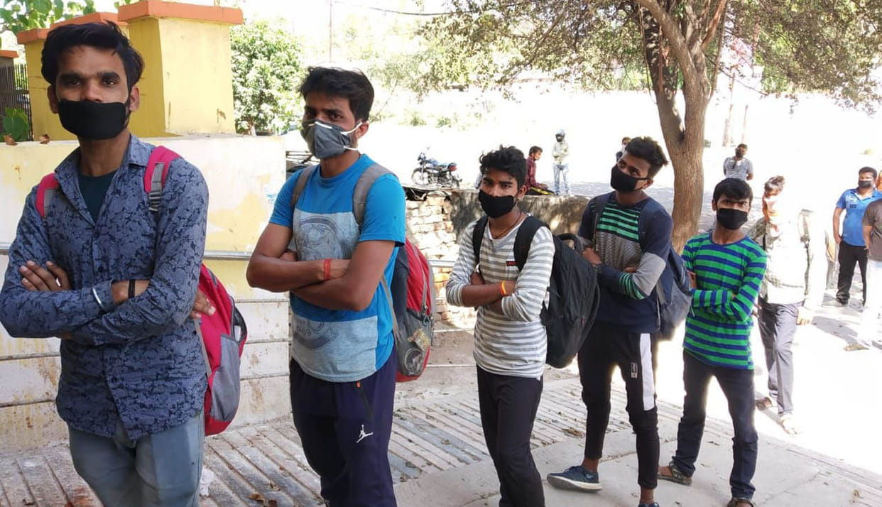 57 laborers arrived on foot from Bihar and Delhi