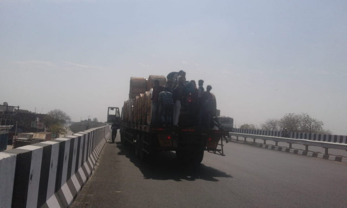 lockdown migrant worker labourers walking home to up bihar in varanasi 