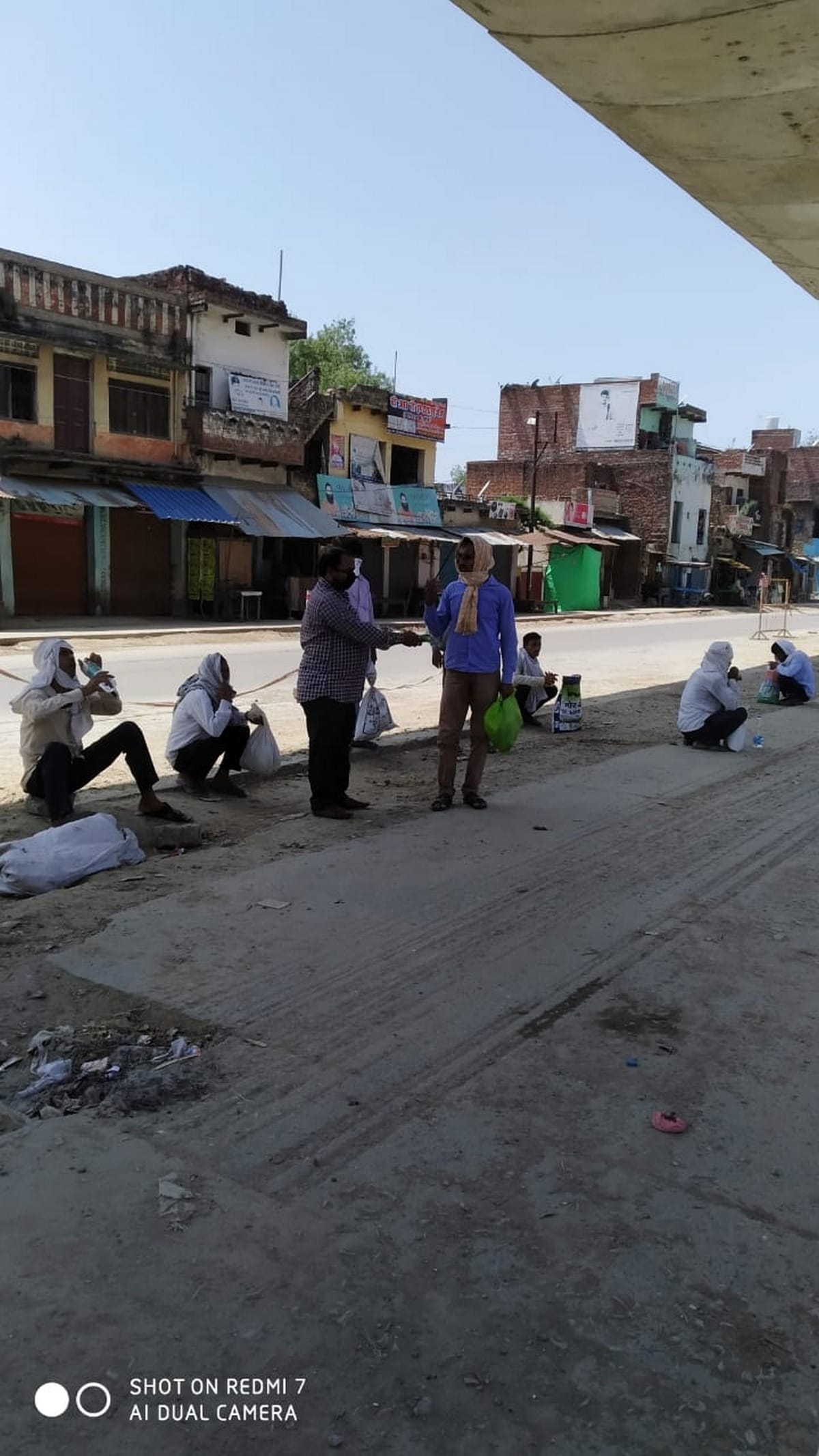 lockdown migrant worker labourers walking home to up bihar in varanasi 