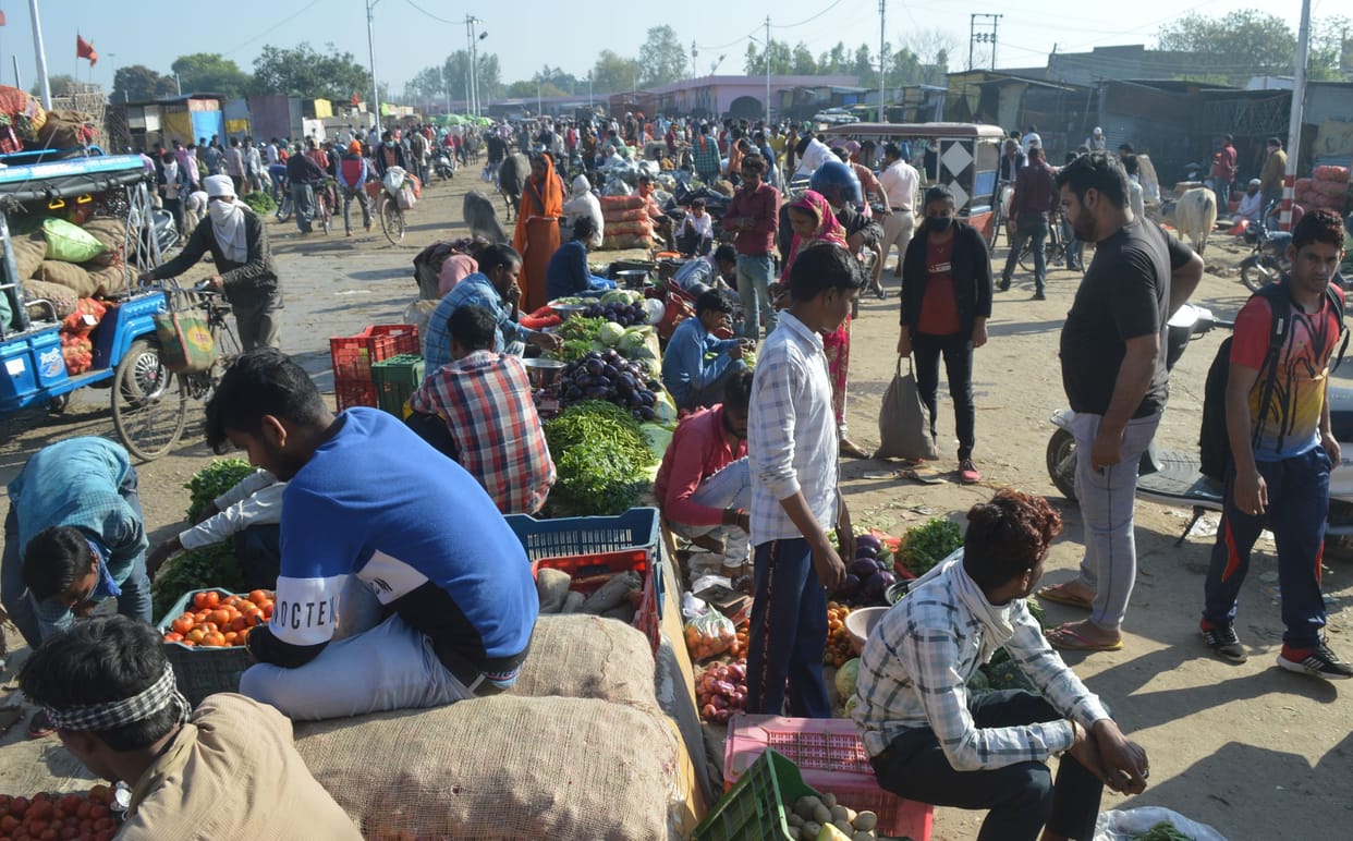 croud at sabji mandi dont follow social distance rule