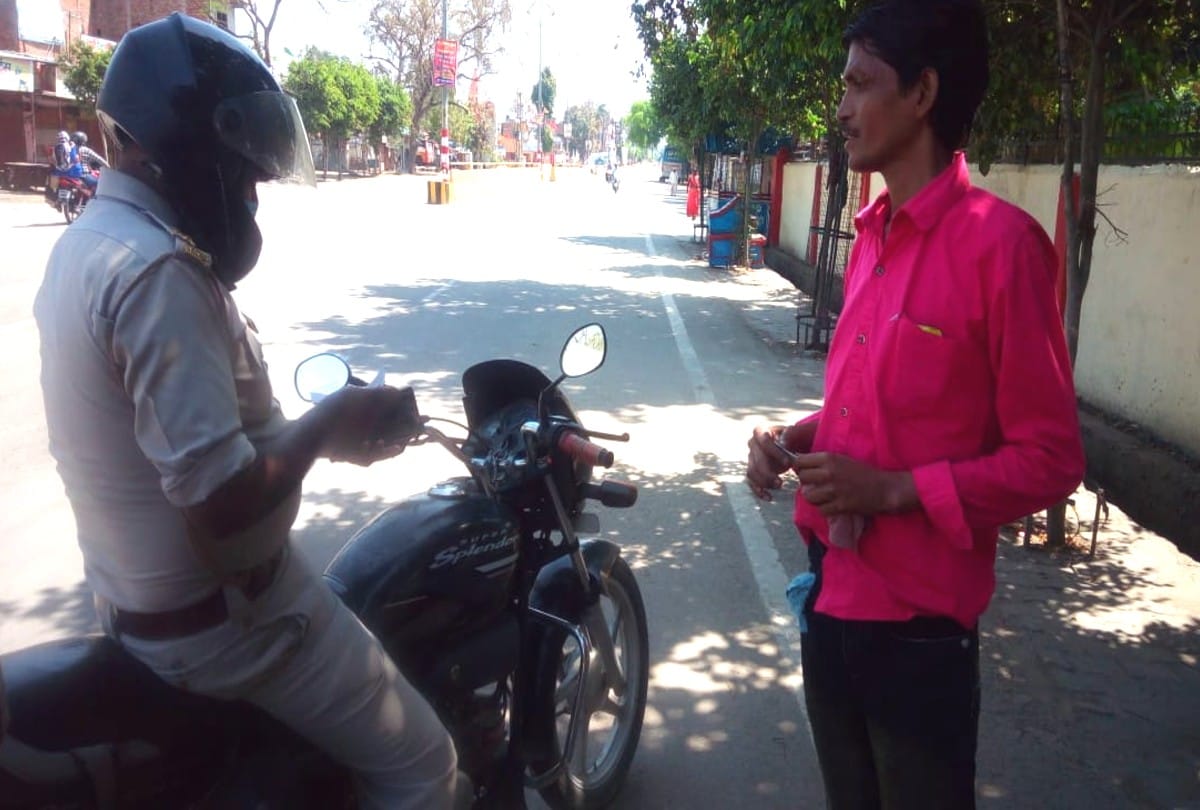 Lockdown in Agra News Latest Update policemen helping the poor and helpless