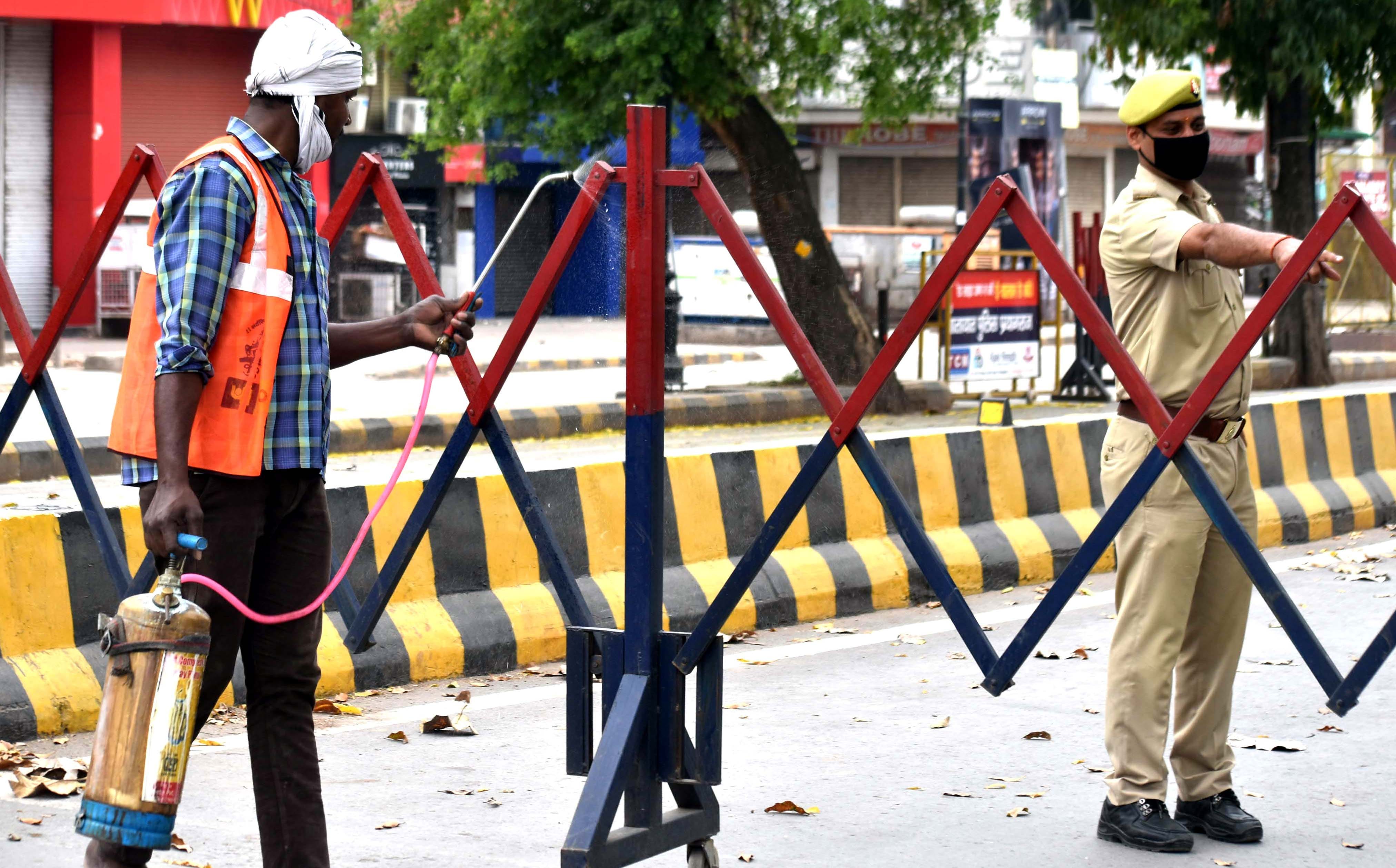 LockDown: Claims of door-to-door ration in Prayagraj failed, milk and vegetables also reached some selected neighborhoods