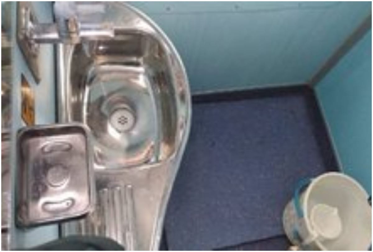 Special coach with titanium dioxide coating to protect railway passengers from coronavirus