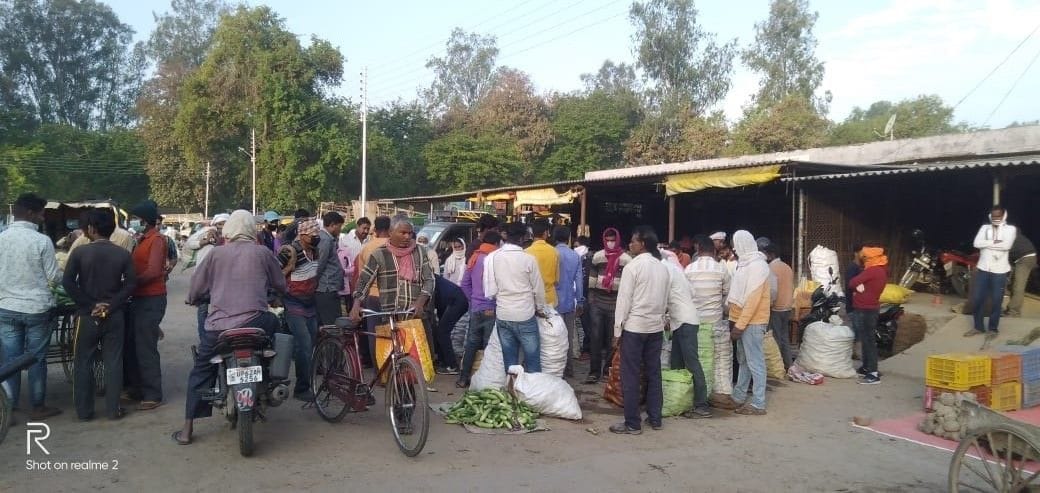 mob even in lock down at sabji mandi