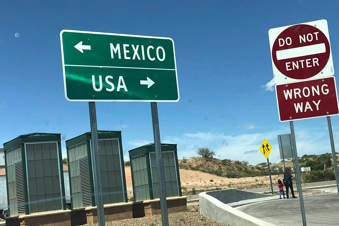 lot of people gathered on us and maxico border in asylum hope