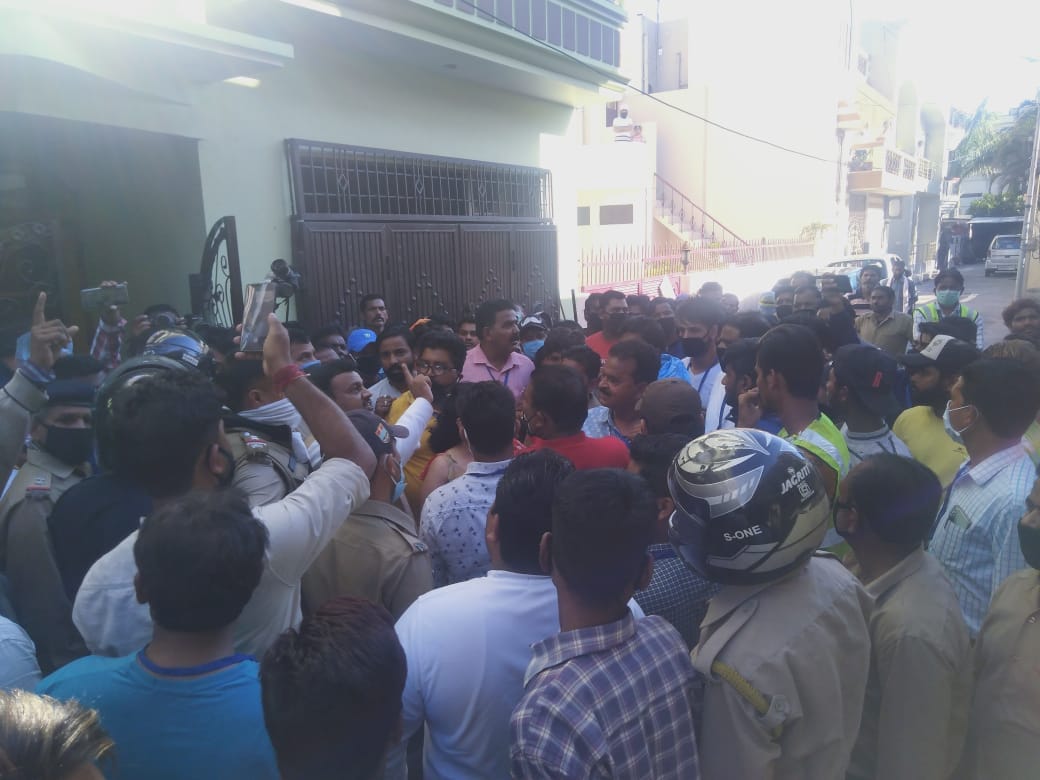 uttarakhand Lockdown latest news: Cleaners beaten during sanitizing in roorkee