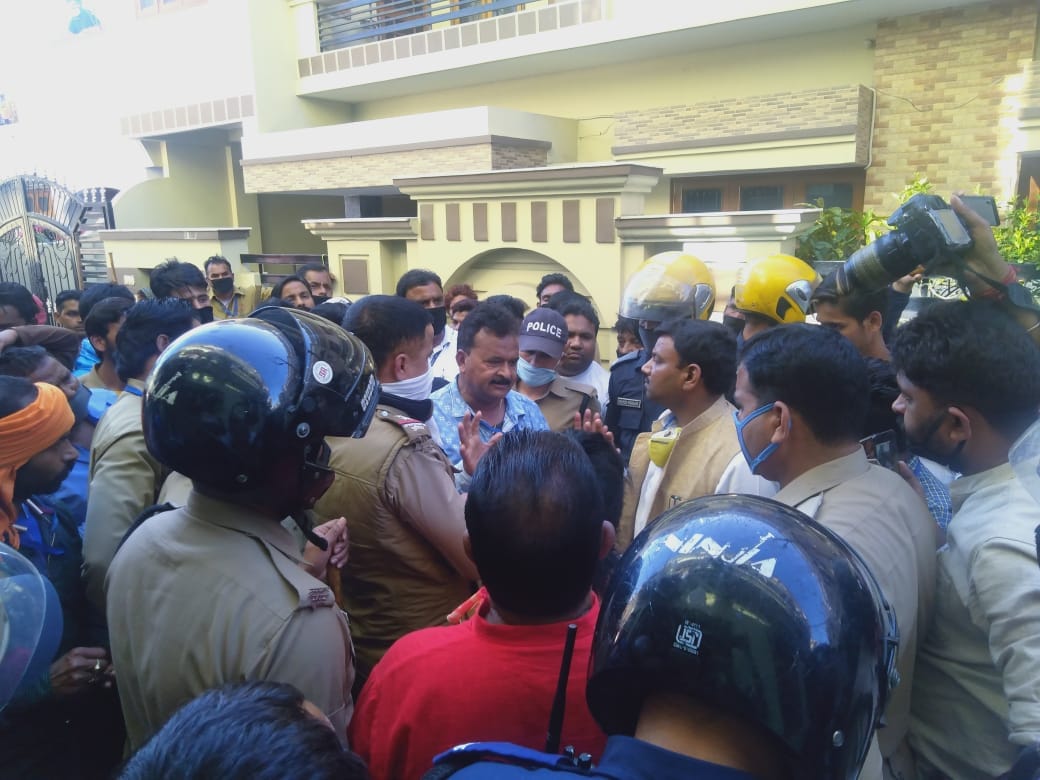 uttarakhand Lockdown latest news: Cleaners beaten during sanitizing in roorkee