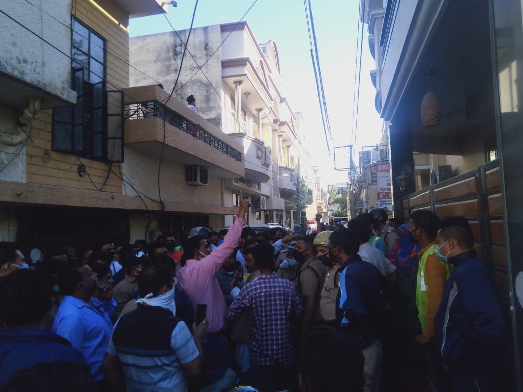 uttarakhand Lockdown latest news: Cleaners beaten during sanitizing in roorkee