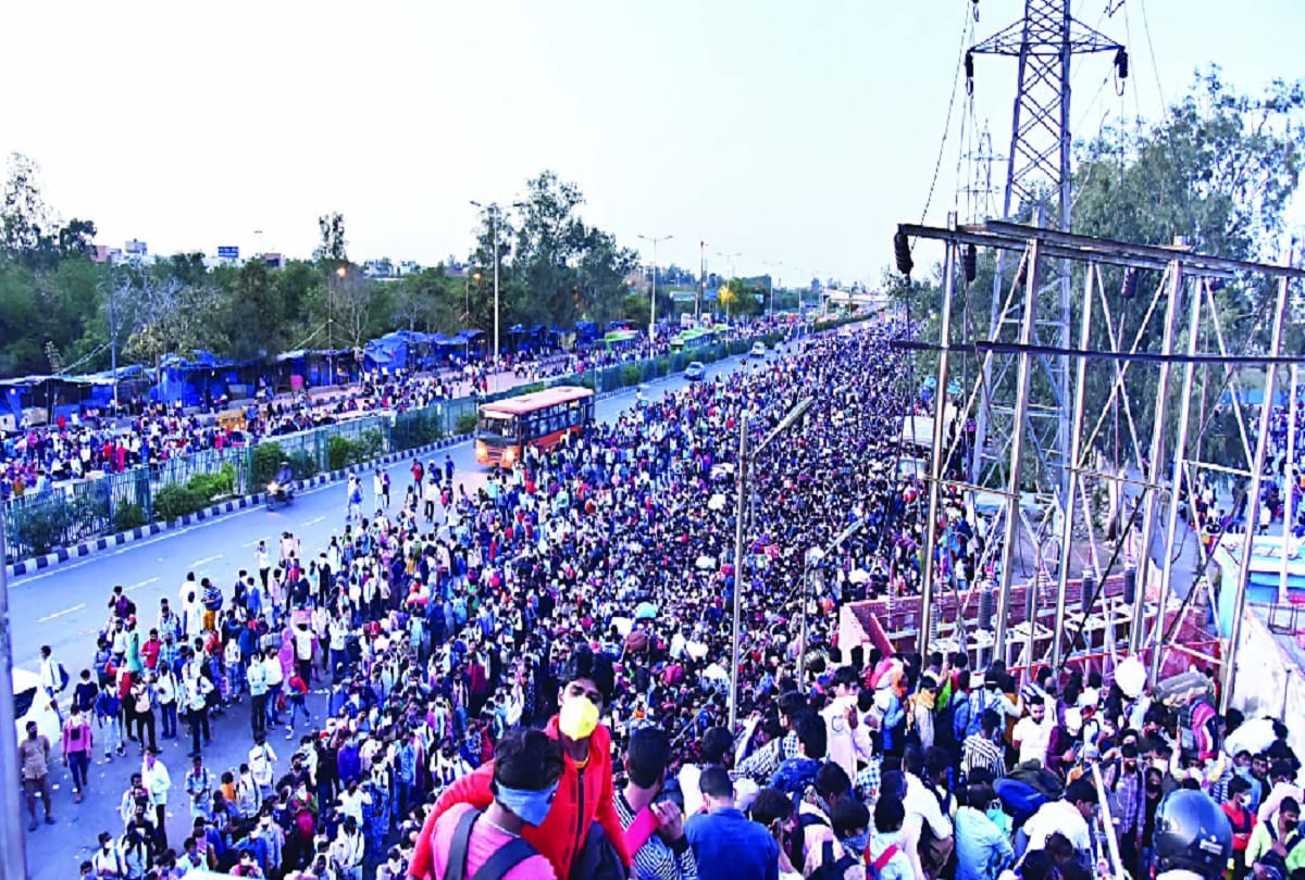 Anand Vihar Delhi Kaushambi Bus Stand News: Coronavirus : People standing close to each other, 2 km long line to bus stand