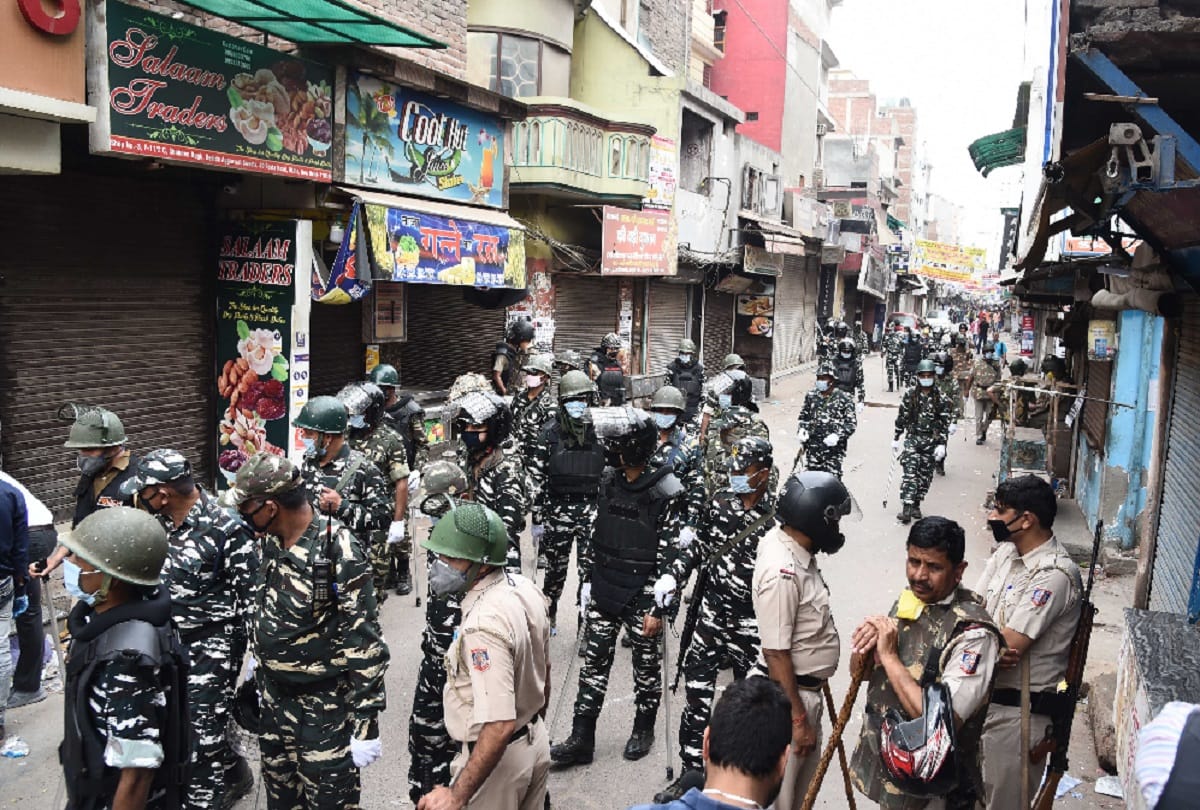 Protesters protesting CAA on roof tops in Shaheen Bagh