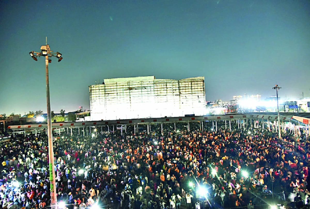 Migrating people flocking at night to go home during lockdown in delhi