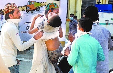 Student fell from roof while robbing kite, condition critical