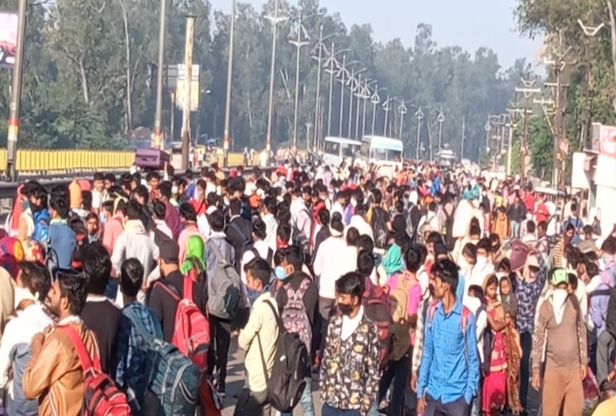 Story Of Migrating People Stay At Highway