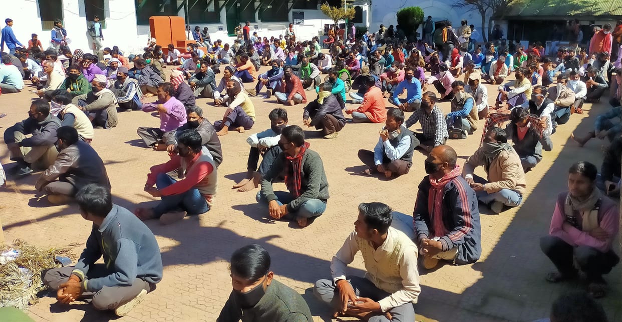 Hundreds of laborers from Bihar, Nepal and UP want to return home