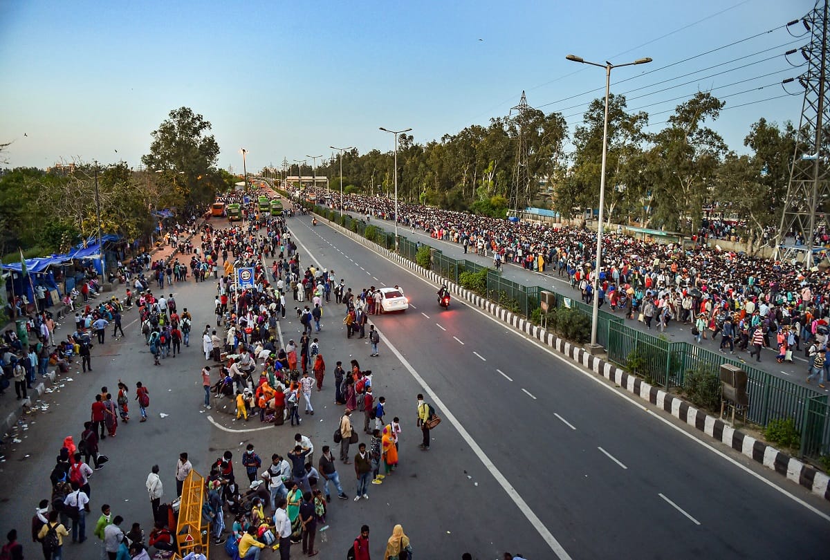 कौशांबी बस स्टैंड के पास लगी लोगों की भीड़