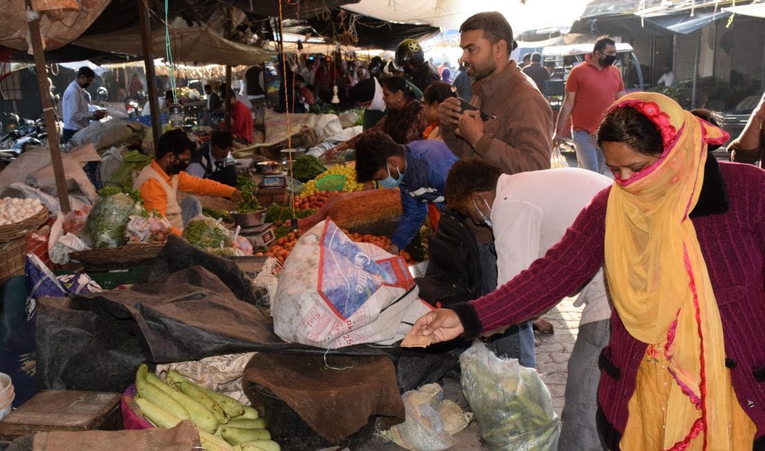 The rules of social distance in vegetable market and ration shops are ineffective