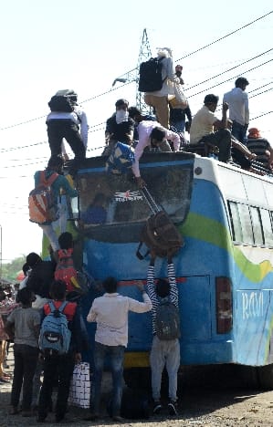 Police beating the workers of Bareilly being driven away from Nepal