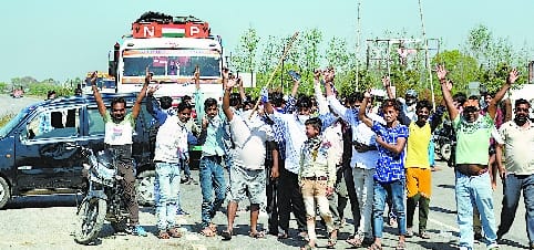 Anger ignited on seeing the problem, stopped the vehicles on the thrust of the baton