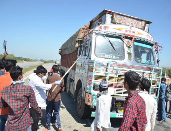 Bareilly: Workers forcibly stopped the vehicle
