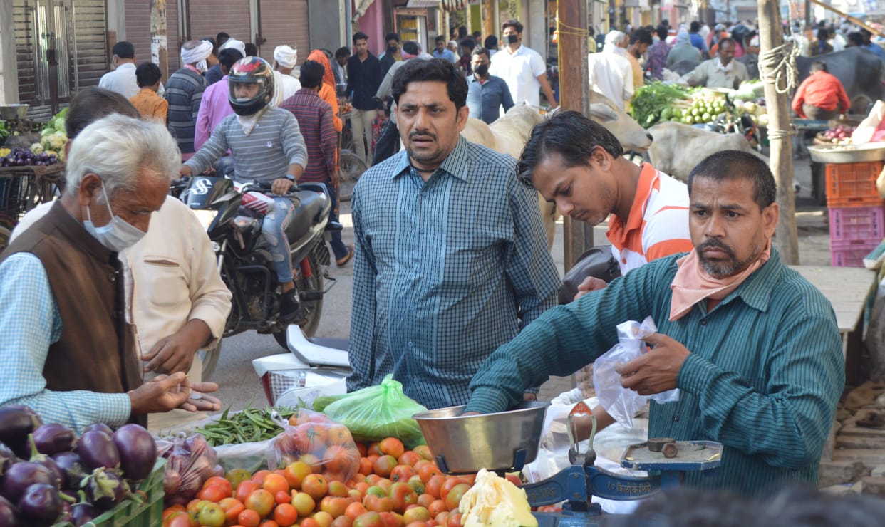 Hathras: People rush to shop if markets open in the morning