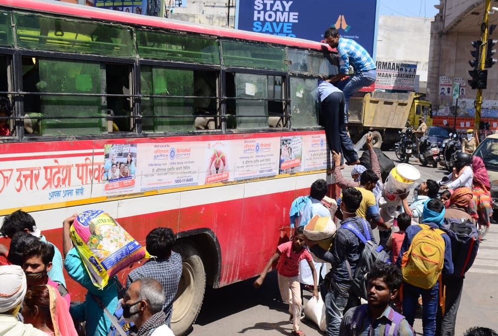 People are going to their home in crowded buses.