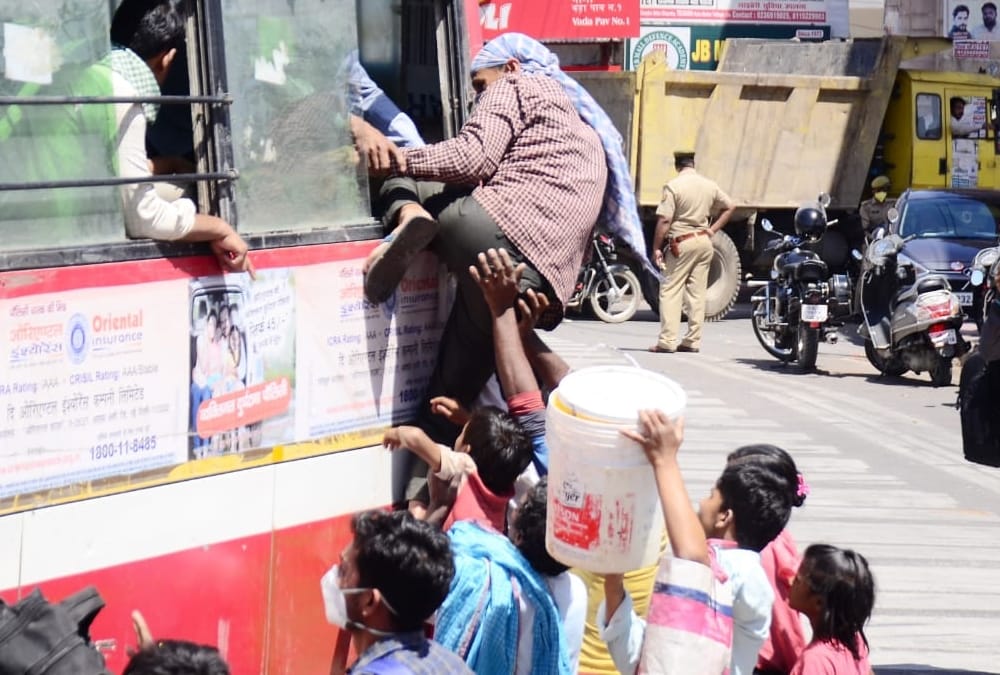 People are going to their home in crowded buses.