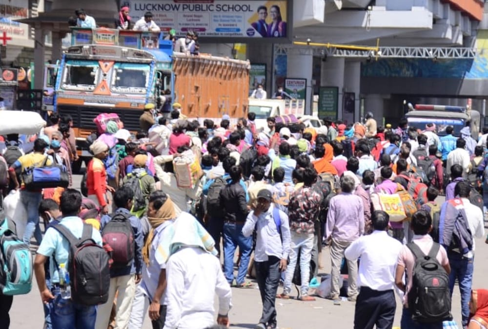 People are going to their home in crowded buses.