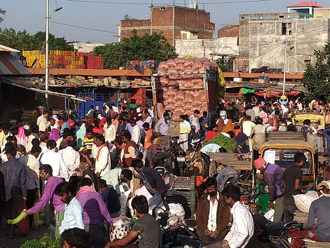 Covid Protocols rule break in mahewa mandi of Gorakhpur