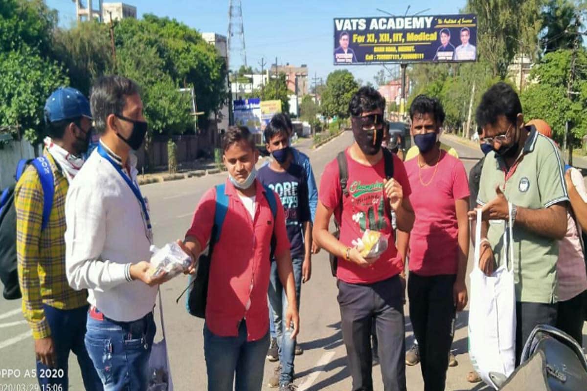 Lockdown update meerut news in hindi: workers walks saveral kilometers along with luggage, police playing double role