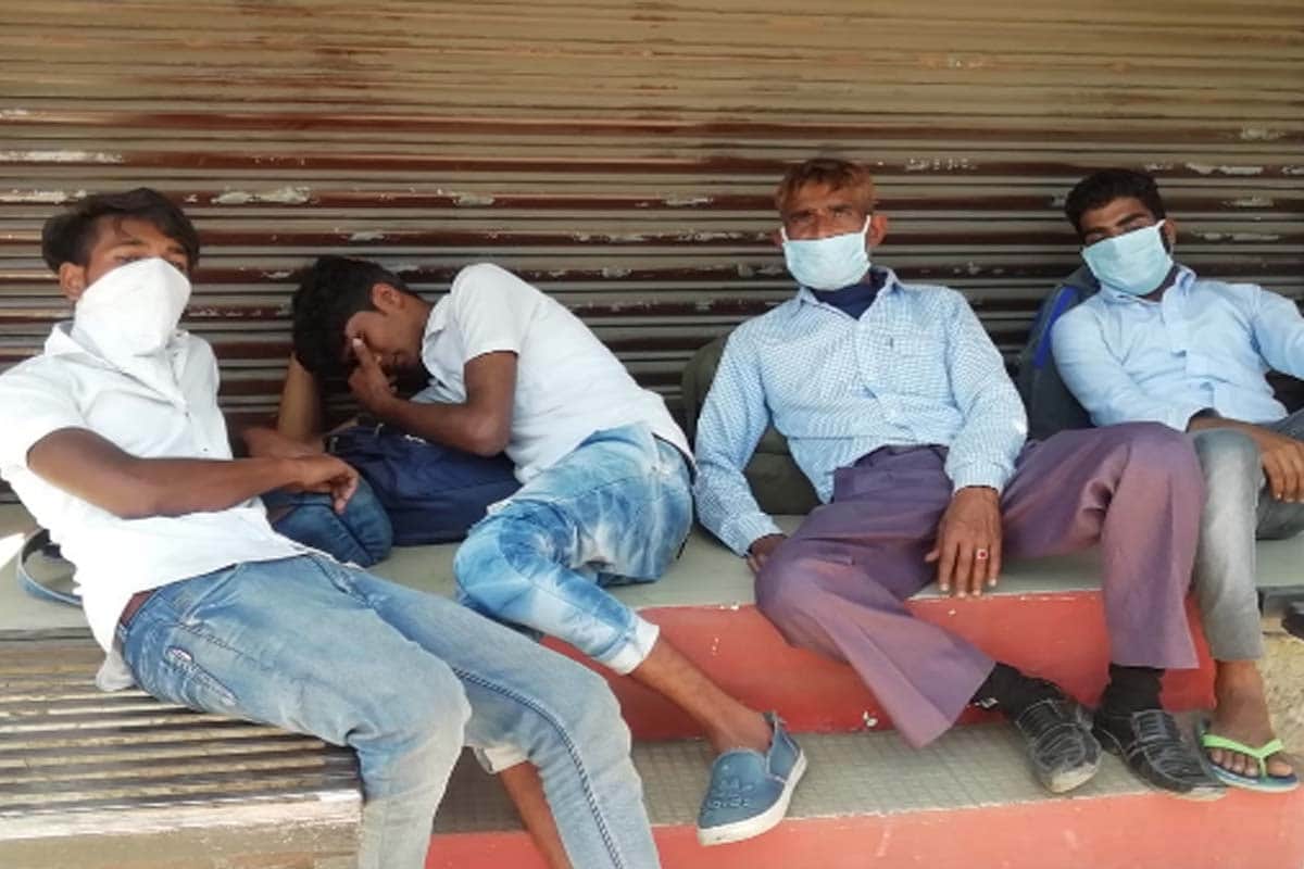 Lockdown update meerut news in hindi: workers walks saveral kilometers along with luggage, police playing double role