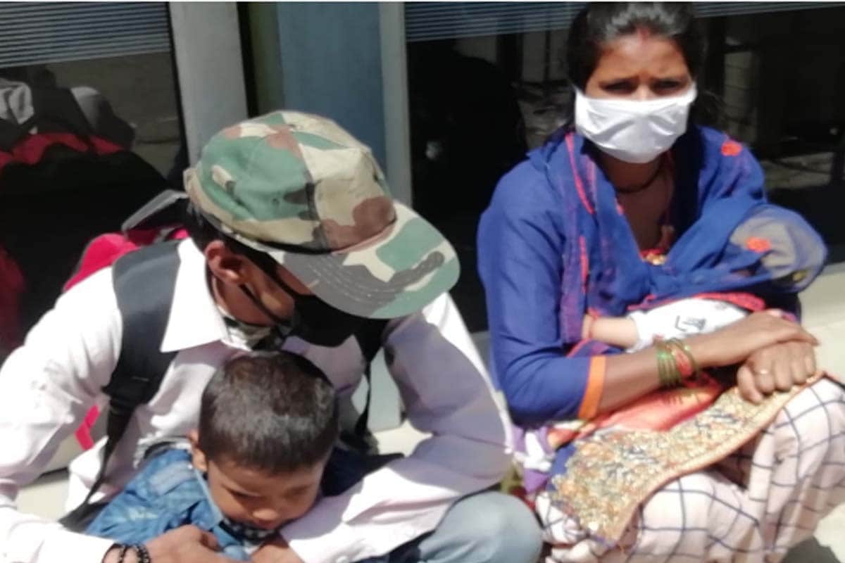 Lockdown update meerut news in hindi: workers walks saveral kilometers along with luggage, police playing double role