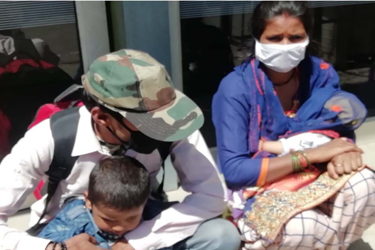 Lockdown update meerut news in hindi: workers walks saveral kilometers along with luggage, police playing double role