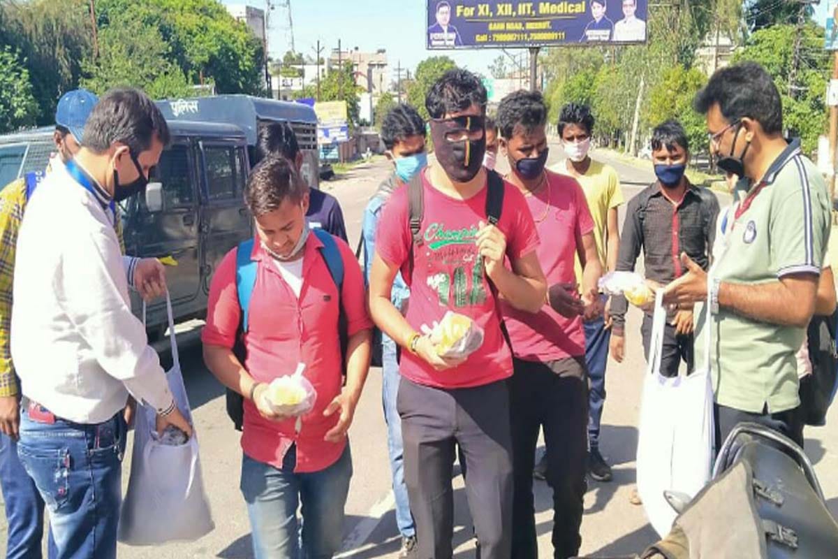 Amar Ujala Foundation, food has been distributed to many families in Shamli district due to the lockdown