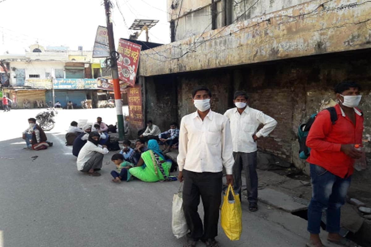 Lockdown update meerut news in hindi: workers walks saveral kilometers along with luggage, police playing double role