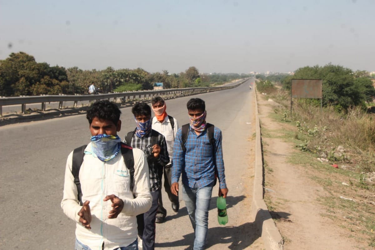 lockdown migrant worker laborers walking home to up bihar in varanasi news dist