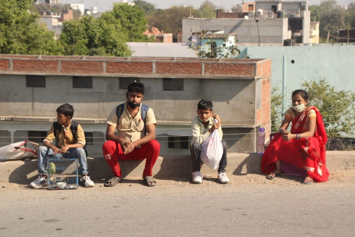 lockdown migrant worker laborers walking home to up bihar in varanasi news dist