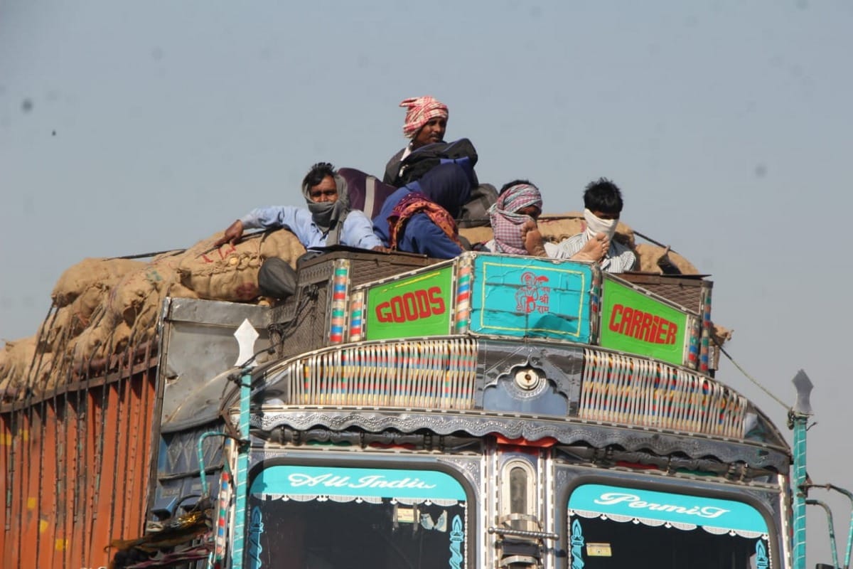 lockdown migrant worker laborers walking home to up bihar in varanasi news dist