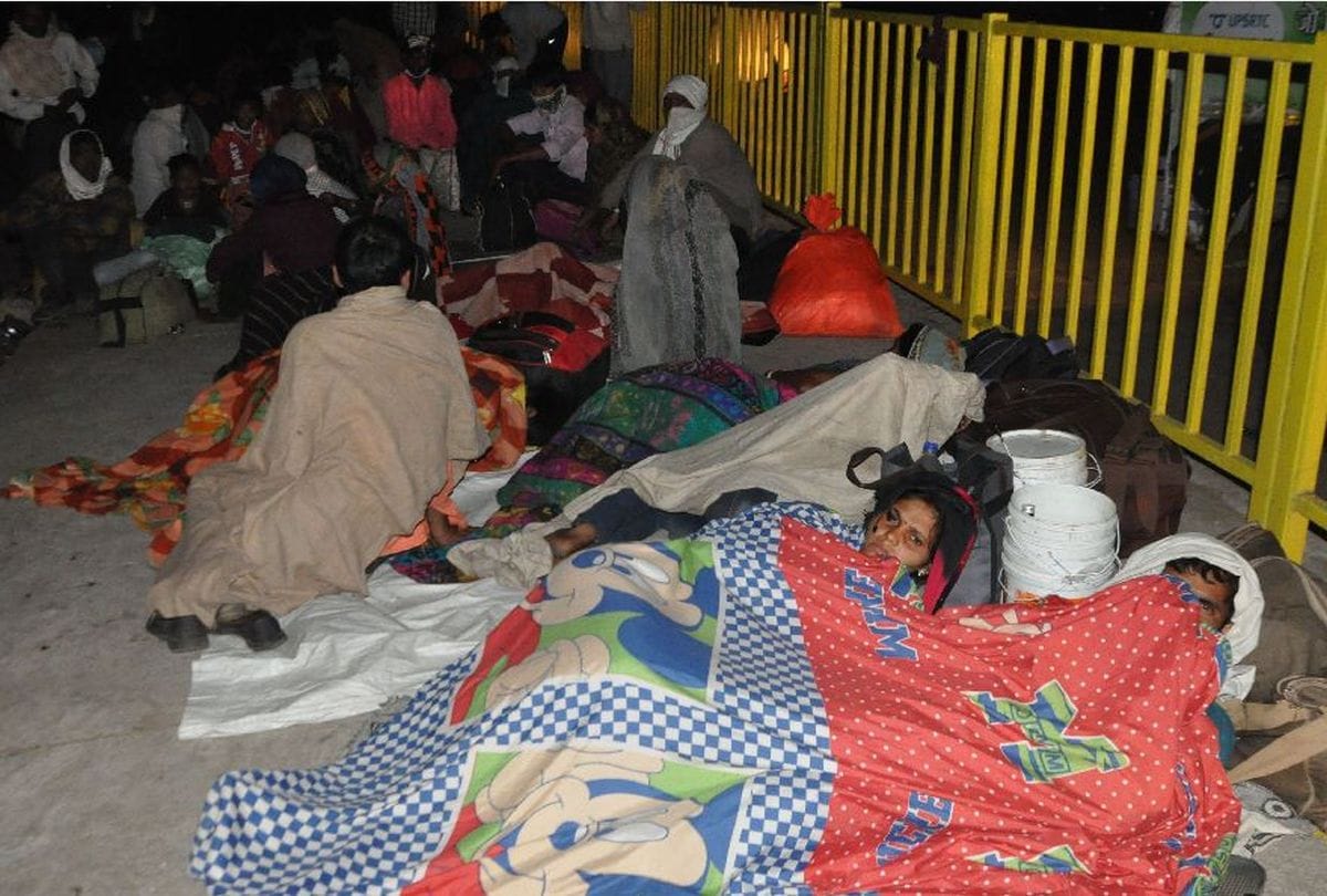 Story Of Migrating People Stay At Highway