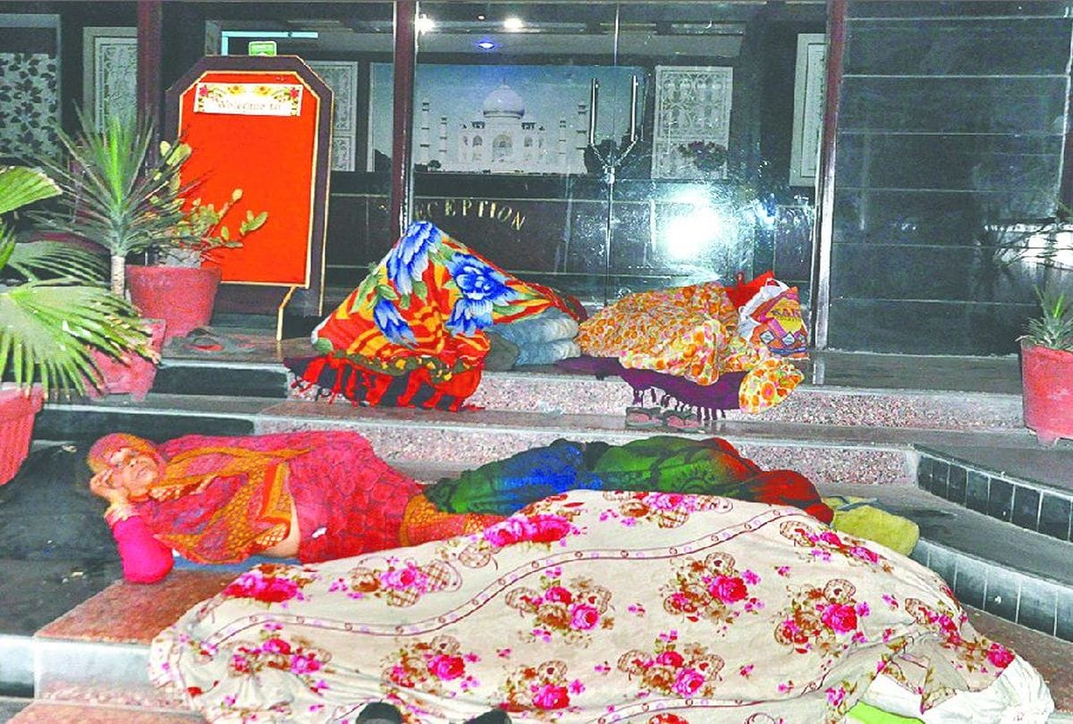 Story Of Migrating People Stay At Highway