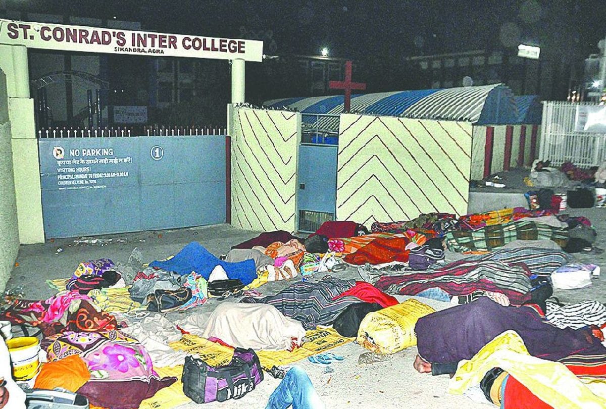 Story Of Migrating People Stay At Highway